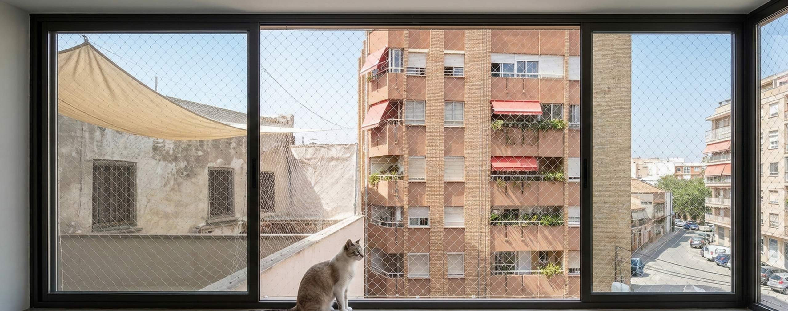Red de seguridad instalada en balcón de Valencia