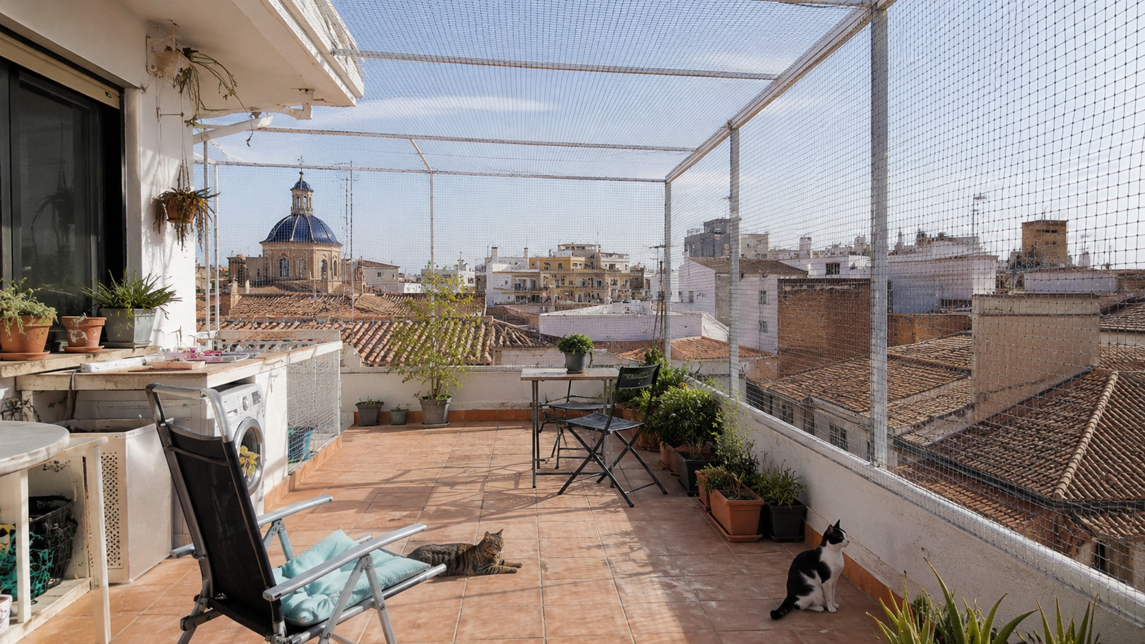 Terraza de ático con red superior y lateral para gatos en Valencia